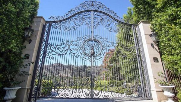 بوابة قصر الأمير السعودي