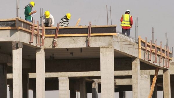 Foreign laborers work at a construction site in Riyadh on October 30, 2013. (Fayez Nurelddine/ AFP)
