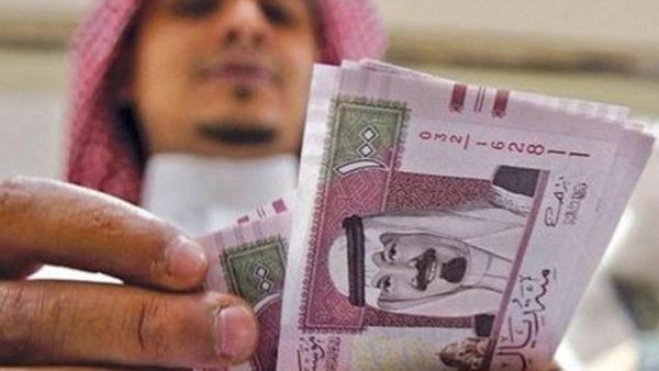 Man counting Saudi riyals. (AFP/ File)
