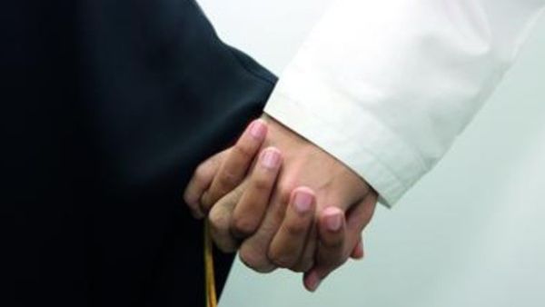 قاضي يفرق زوج وزوجته الحامل