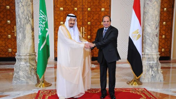 Saudi King Salman (left) shakes hands with Egyptian President Abdel Fattah al-Sisi during talks in Cairo, on April 7, 2016. (AFP/File)