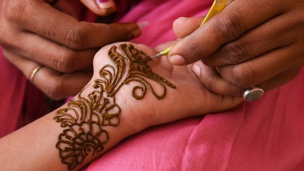 Saudis embarking on the journey of marriage are often concerned with the cost of it all. But what are the true costs of a wedding in Saudi Arabia? And why are weddings so expensive? (Shutterstock)