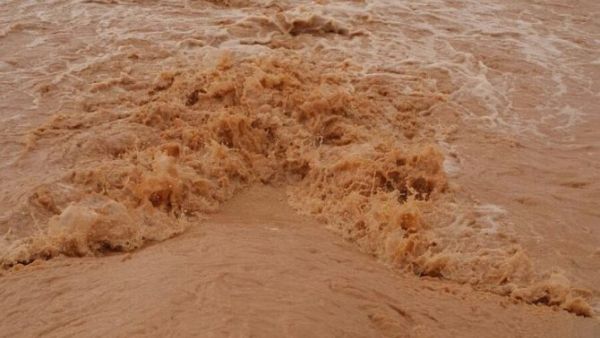 وفاة امرأة وطفلين وفقد اثنين اخرين في سيول جارفة شمال السعودية
