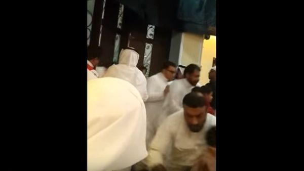 لقطة من الفيديو الذي يظهر لحظة هروب المصلين غداة الهجوم