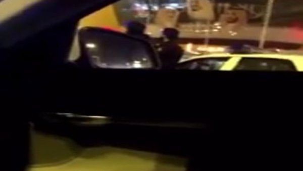 فتيات يعتدين علي رجال امن