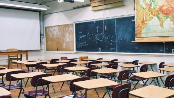 مدير مدرسة في الصين يتحول إلى نجم سوشال ميديا.. والسبب رقصة صباحية!