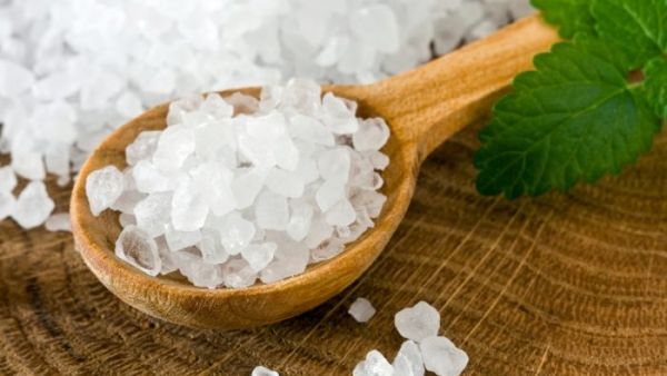 ملح البحر من المكونات الطبيعية التي تتميز بالعديد من الخواص الفعّالة لتنقية وتعقيم الفم والأسنان
