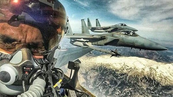 “سيلفي” لطيار تركي مع مقاتلتي F15 سعوديتين