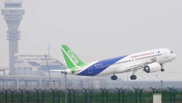 اقلاع أول طائرة ركاب صينية الصنع بنجاح