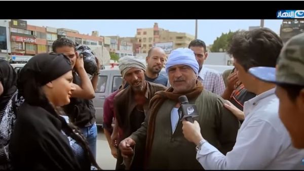 فتاة تعرض الزواج على رجل في الشارع!