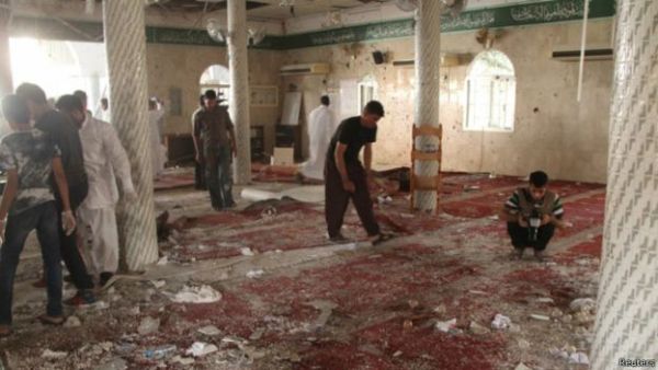 جثث المصلين في المسجد بعد وقوع الانفجار