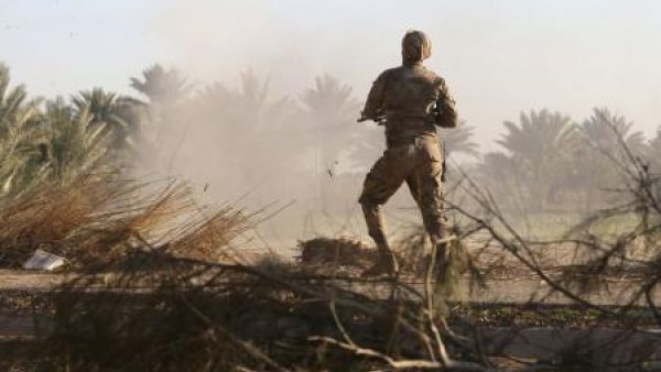 أحد المقاتلين الشيعة يطلق النار شمال بغداد
