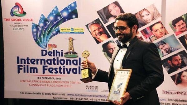 Best Short Film Award held by Egyptian director Mohanad Diab, winner of the award at Delhi International Film Festival on 10 December, 2016 (Mohanad Diab)