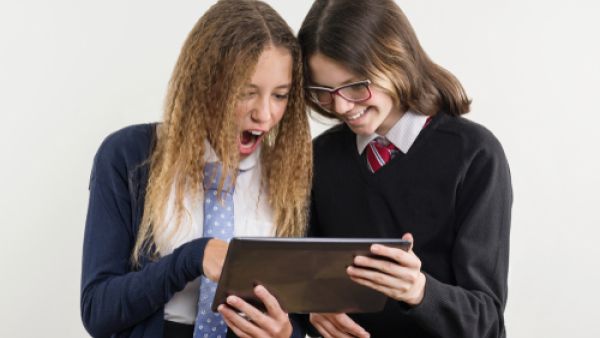 عادة ما تبدأ  مرحلة المراهقة عند حوالي سن 14 عاما (shutterstock.com)