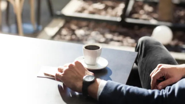 التخلي عن شرب القهوة بشكل نهائي يمكن أن يؤدي إلى بعض الأعراض السلبية (shutterstock.com)