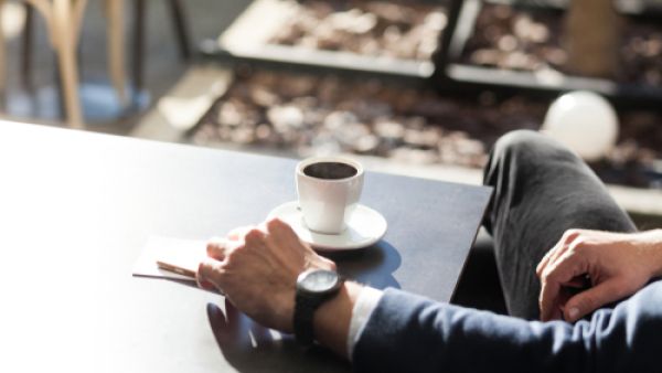 التخلي عن شرب القهوة بشكل نهائي يمكن أن يؤدي إلى بعض الأعراض السلبية (shutterstock.com)