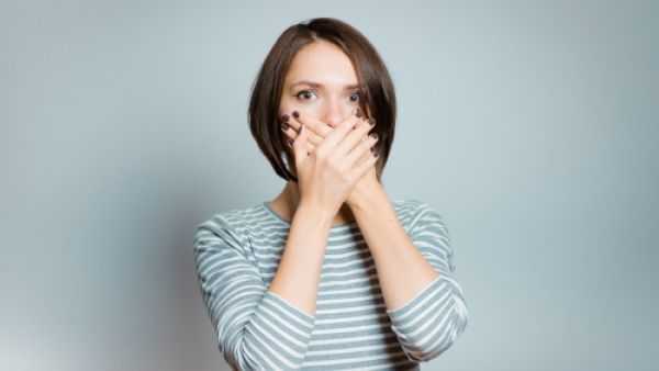 تؤثر بعض الأدوية على جفاف الفم، فتسبب رائحة كريهة (shutterstock.com)

