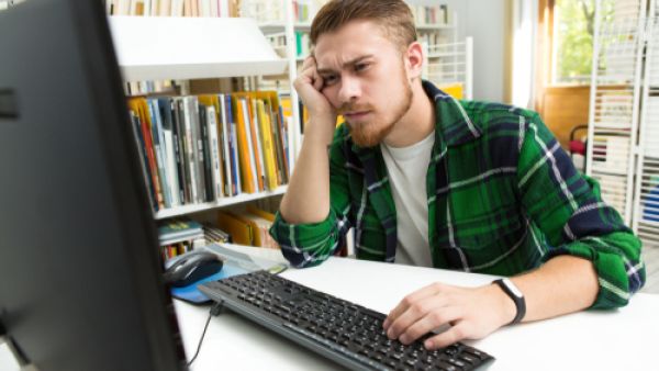 يقل إنتاج هرمون التستوستيرون مع التقدم في العمر (shutterstock.com)