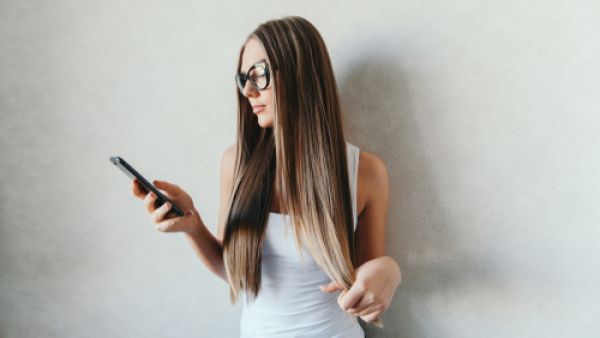 للحصول على شعر صحي وممتلئ، لا بد أولاً من تدليل فروة الرأس (shutterstock.com)