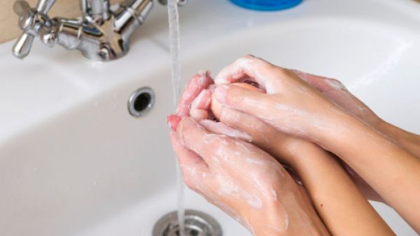 اغسلوا أياديكم باستمرار لتجنب الاصابة بالانفلونزا (shutterstock.com)