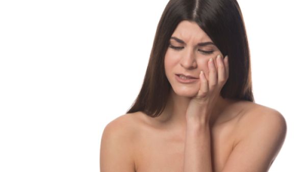 لم يتوصل الباحثون عموماً إلى صلات بين أمراض اللثة وسرطان الثدي (shutterstock.com)