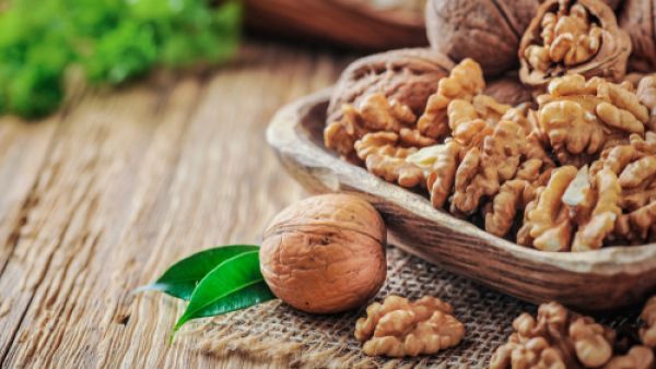 تناول أي نوع من الجوز يوميا سيقلل من احتمال الإصابة بالمرض (shutterstock.com)