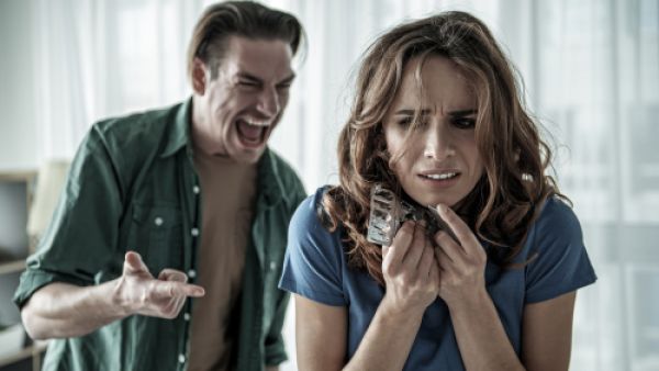 بعد يوم حافل بالضغوطات النفسية والتوتر تكثر الخلافات (shutterstock.com)
