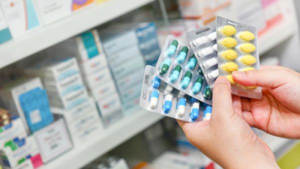 الاستخدام المفرط لبعض المسكنات قد يؤدي لنزيف داخلي وأزمات قلبية (shutterstock.com)
