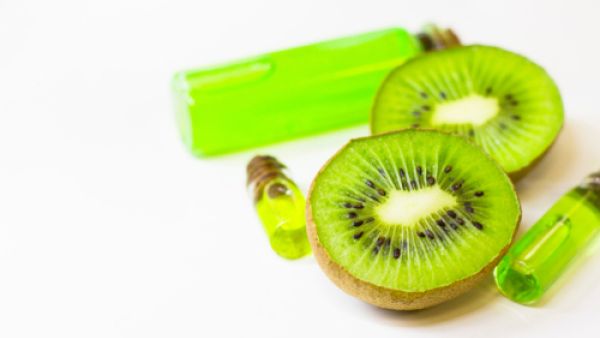 يعتبر الكيوي خير علاج للدهون الزائدة على البشرة والشعر (shutterstock.com)
