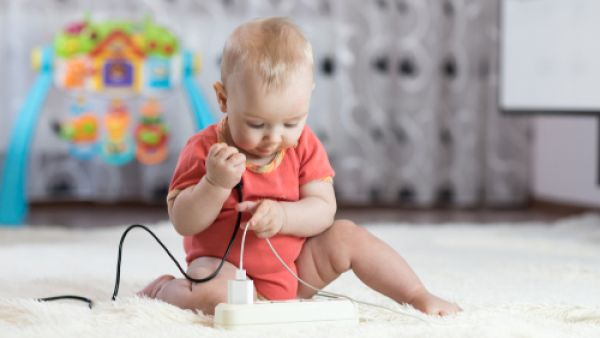 كثيرا ما يلهو الطفل بأسلاك الكهرباء (shutterstock.com)
