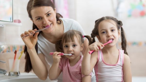 زيت جوز الهند من الممكن استخدامه كبديل لمعجون الأسنان