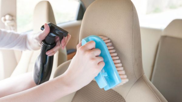 غطسوا فرشاة في هذا السائل وافركوا كل السطوح بالقماش (shutterstock.com)
