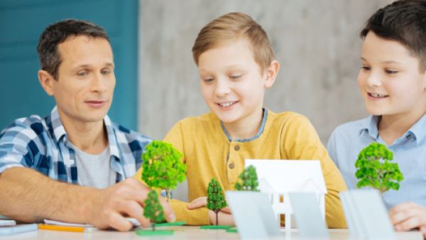 لابد من تكرار القصص أو عرض أفلام تحمل مضمون التبني (shutterstock.com)
