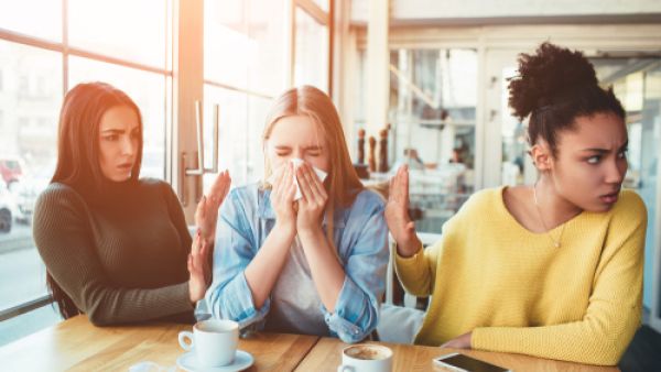 أن تعطس وعيناك مفتوحتان، فهذا أمر خطير! (shutterstock.com)

