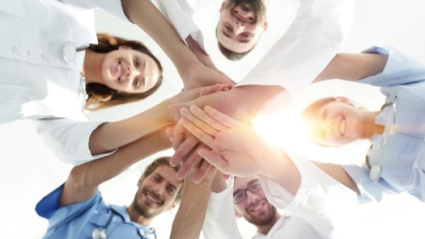 يمكنك الاشتراك مع آخرين في ممارسة أنشطة تستهويك (shutterstock.com)
