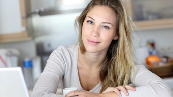 إذا كنت تحبين الحصول على بشرة نضرة ورطبة باستمرار فعليك أن تقومي بترطيبها دائماً (shutterstock.com)
