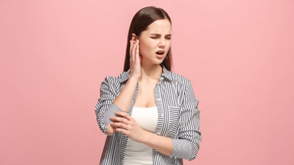 بطريقة بسيطة عالجي آلم الأذن (shutterstock.com)