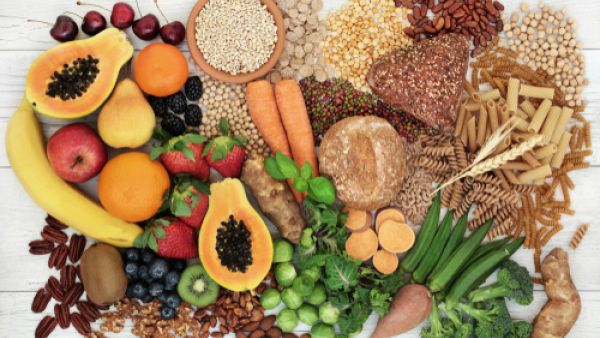 هناك نوع صحي من الكربوهيدرات وهو الكربوهيدرات المعقدة الغنية بالألياف والفيتامينات (shutterstock.com)
