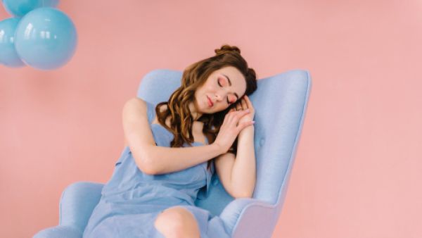 أكبر الأخطاء هو النوم دون إزالة المكياج (shutterstock.com)