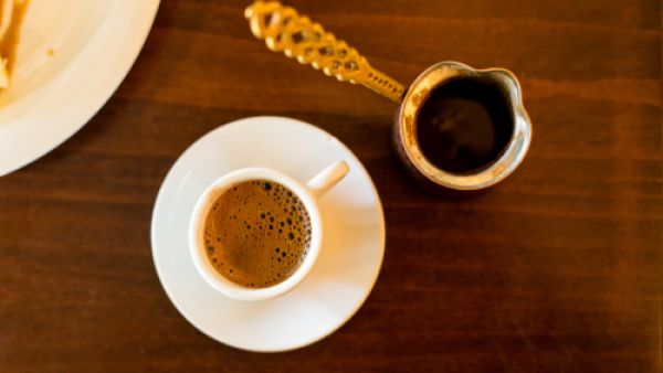 لا يمكن لأي شخص أن ينجز مهام عمله بدون كوبا ساخنا من القهوة (shutterstock.com)
