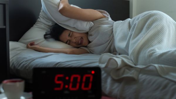 قلة النوم تؤثر فعليًا على مزاج الإنسان وصحته (shutterstock.com)
