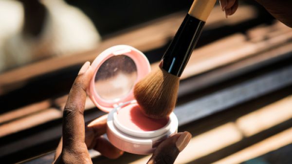 من المفضل أن تقومي ببعض التغيير في مكياجك بين فترة وأخرى (shutterstock.com)
