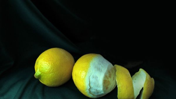 لا ترموا قشور الليمون بعد عصر هذه الفاكهة (shutterstock.com)
