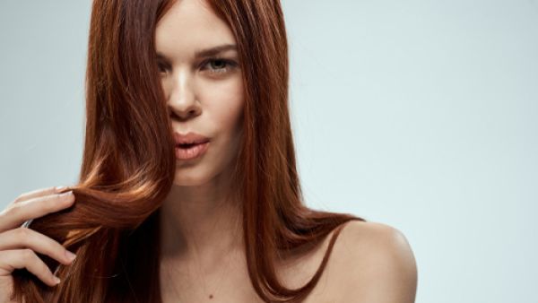 تشعر السيدة العربية بضرورة الاهتمام بجمالها عن طريق التجديد الدائم في إطلالتها (shutterstock.com)
