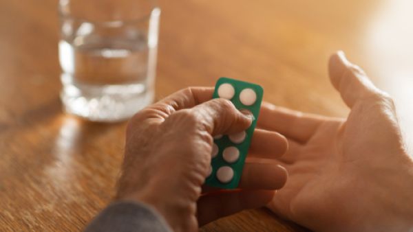ينصح أي شخص أخذ جرعة منخفضة من الأسبرين لفترة طويلة بعدم التوقف السريع (shutterstock.com)
