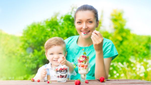 يعتبر التوت والفراولة من الفواكه المفيدة في عملية نمو الأطفال (shutterstock.com)
