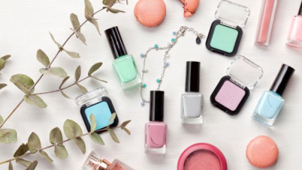 طلاء الأظافر باللون الوردي الباستيلي يبوح برقة وأنوثة المرأة (shutterstock.com)
