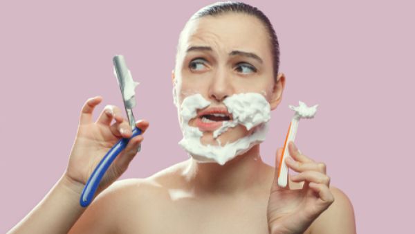 شعر الوجه يعتبر  ظاهرة مزعجة وتخفي نقاء البشرة (shutterstock.com)
