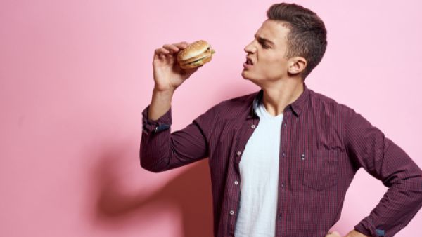  أن إصابة الرجال بالسمنة تعد من الإصابات المميتة (shutterstock.com)
