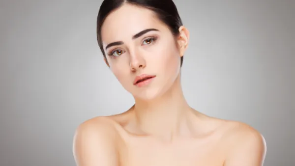 التغيرات الهرمونية أحد أسسباب ظهور الرؤوس البيضاء على البشرة (shutterstock.com)
